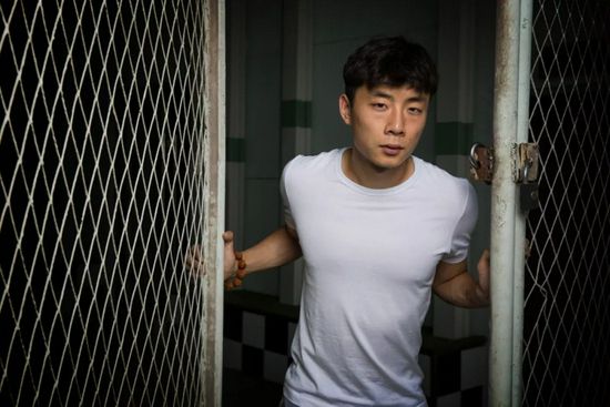 讲述五位分歧布景分歧性别分歧社会阶级的通俗人，他们都面对着糊口的旋涡与盲目标爱恋，终究他们在亲人爱人的帮忙下，一步步走出阴霾迎接阳光